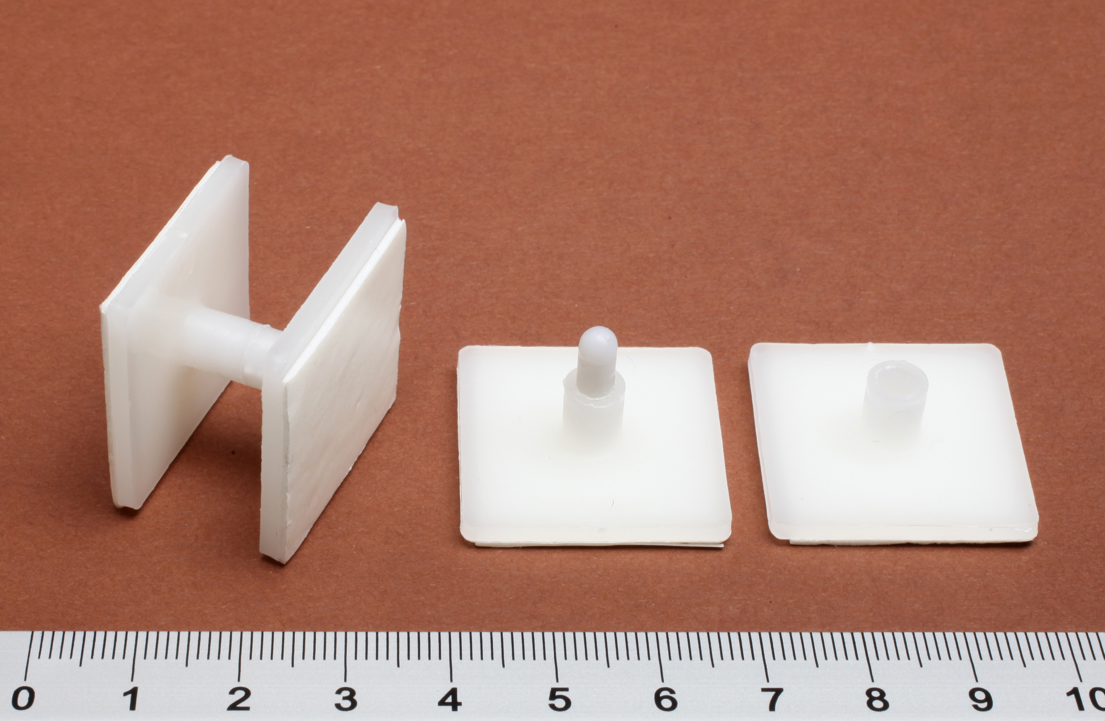 selbstklebender Abstandhalter aus weißem Kunststoff - Abstand 16 mm